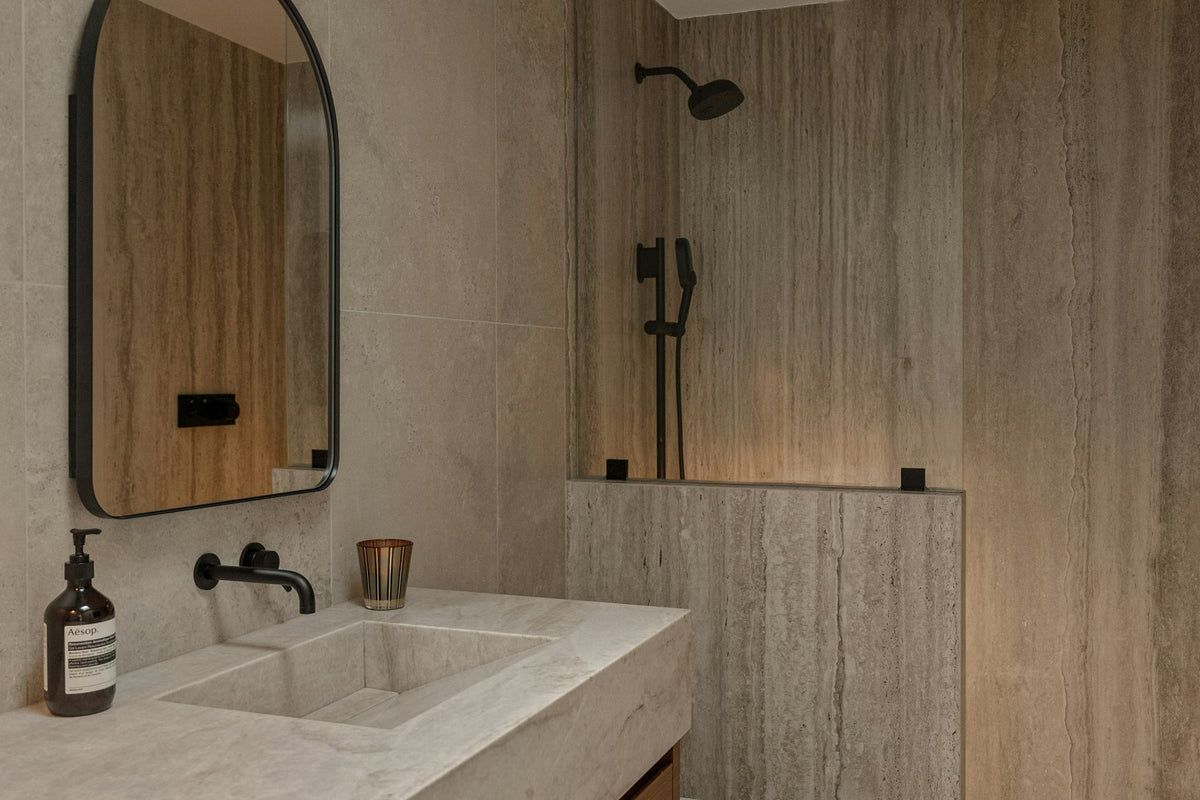 Badkamer met natuursteenlook tegels en houten badmeubel