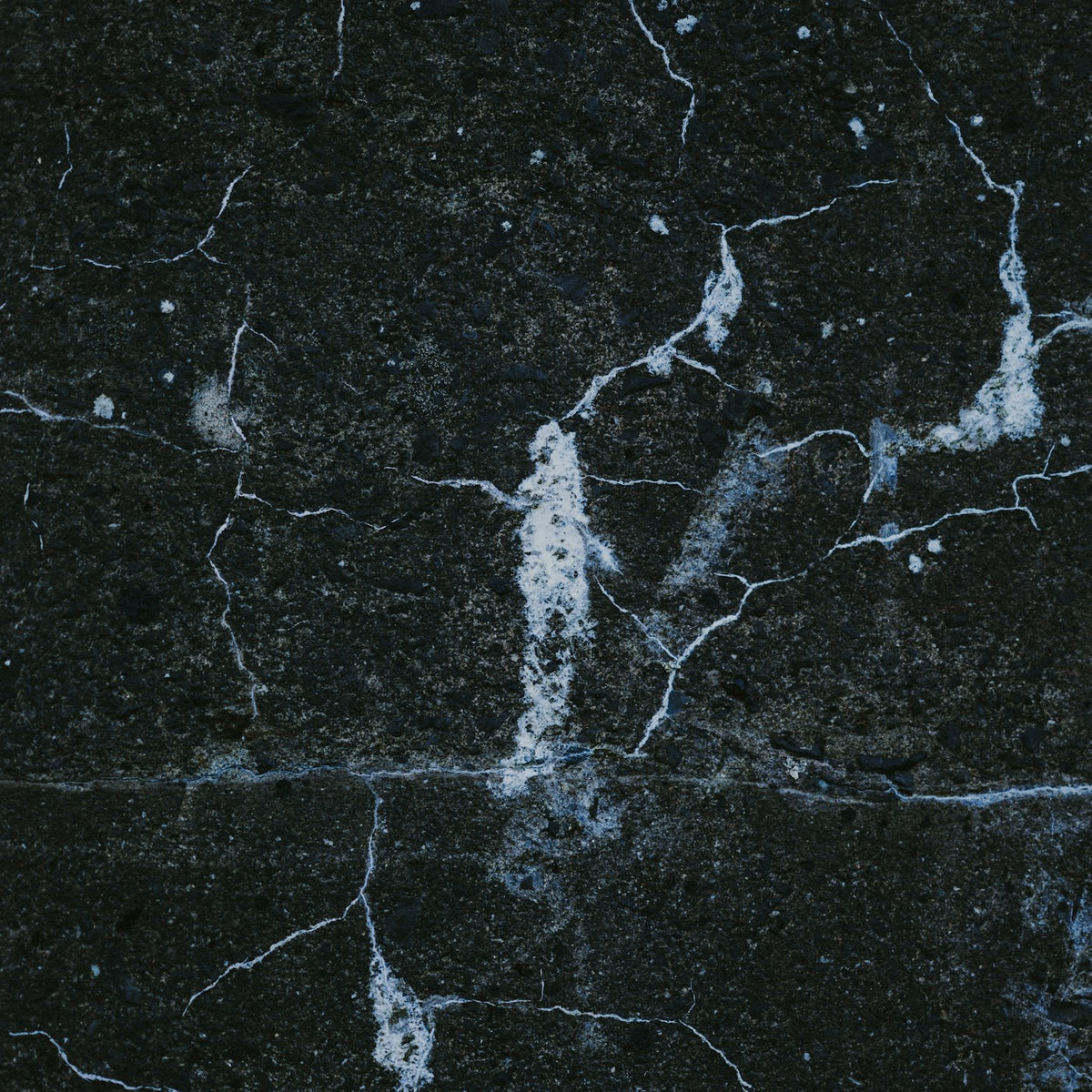 Close-up van zwart marmer met witte aders