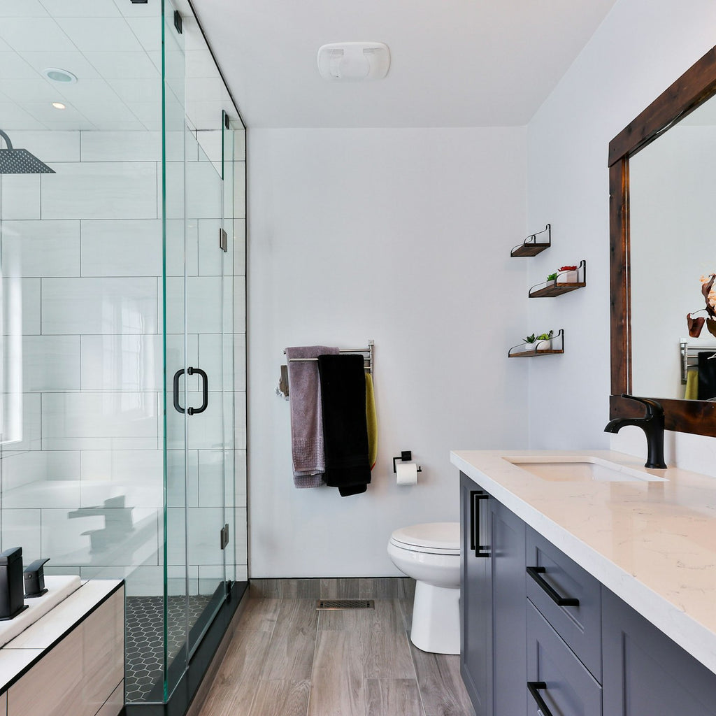 Sfeerfoto: badkamer met witte wandtegels
