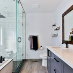 Sfeerfoto: moderne badkamer met lichte tegels