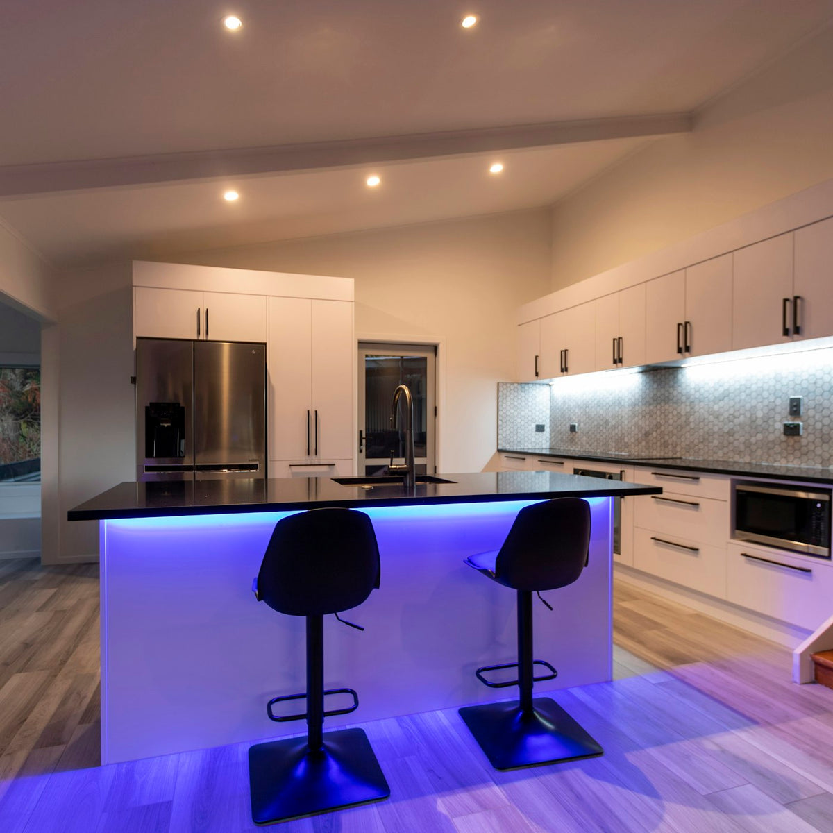 Sfeerfoto: stoelen op een bruine houtlook vloer