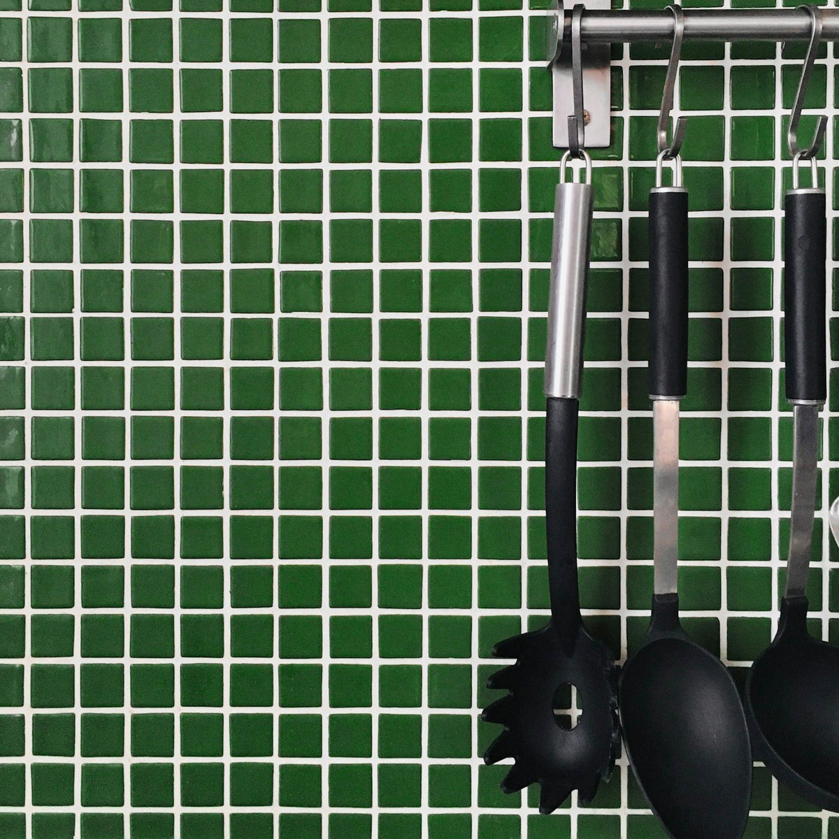 Sfeerfoto: keukenwand met groene tegels