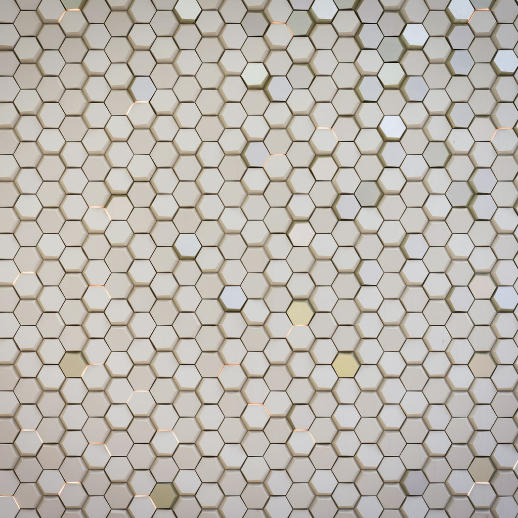 Witte betegelde wand close-up