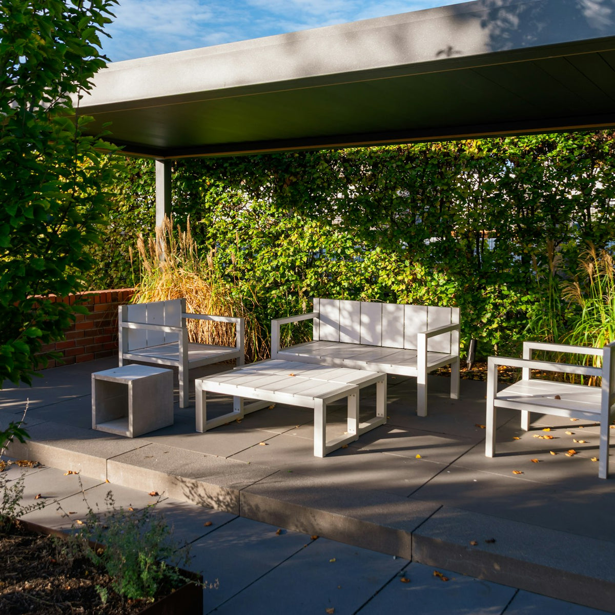 Sfeerfoto: modern buitenterras met witte tuinmeubels