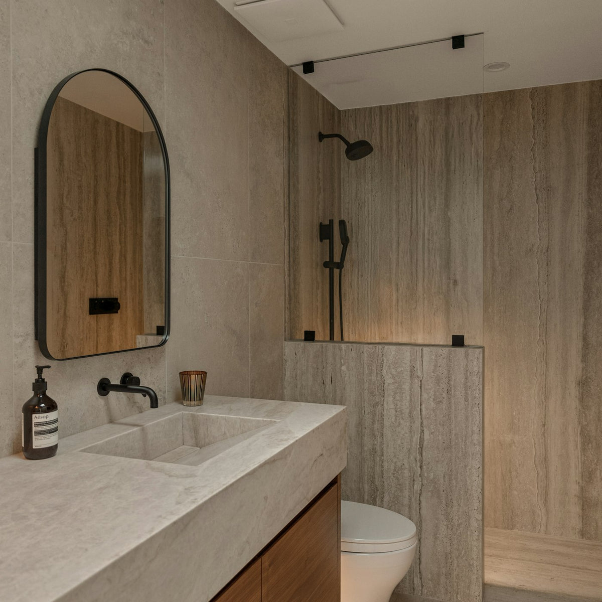 Sfeerfoto: badkamer met natuursteenlook tegels
