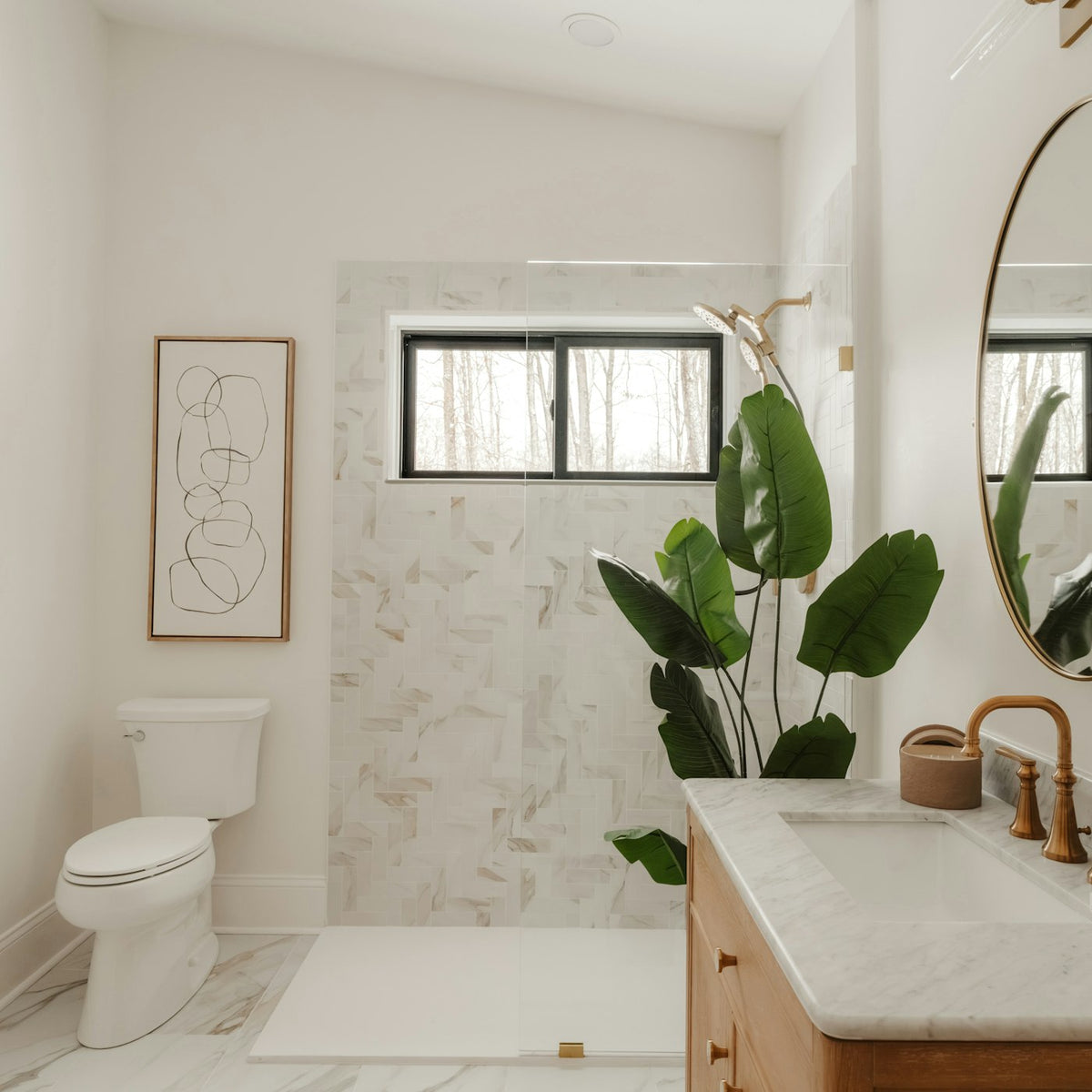 Sfeerfoto: badkamer met marmerlook tegels