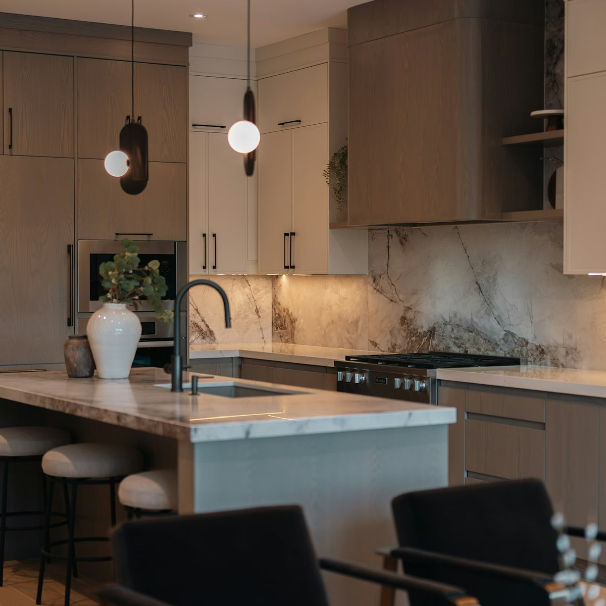 Sfeerfoto: keuken met marmerlook achterwand
