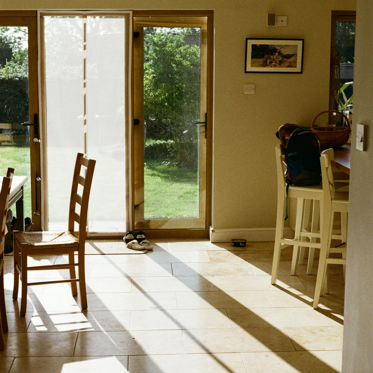 Sfeerfoto: lichte keuken met tegelvloer